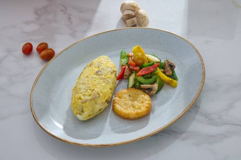 Omelette With Chicken, Mushroom & Cheese