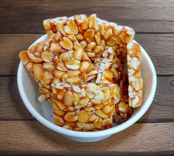 Crunchy peanut chikki ( 10 pcs )