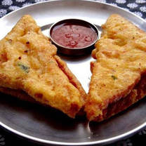 Bread Pakoda with Tomato sauce, 2 pieces
