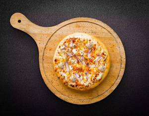 Fresh Onion & Golden Corn Pizza