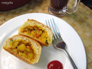 Cheesy Aloo Bun