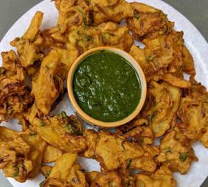 Aloo Pyaz Mix Pakora With Green Chutney And Sauce