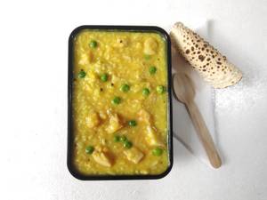 Bengali Aloo Matar Ki Khichdi 