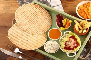 Hummus With Paneer Shawarma Platter