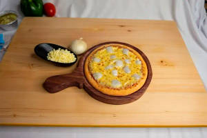 Cheese onion pizza