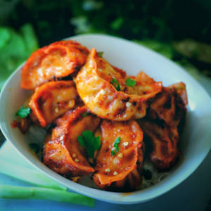 Veg Chilli Tossed Momos [10 Pieces] With Special Schezwan Chutney