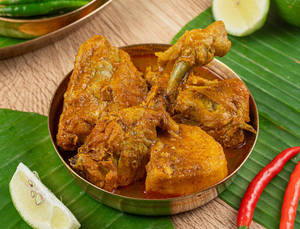 Alu Diye Chicken Er Jhol [3 Pieces]