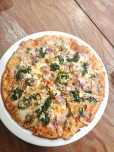 Grilled Mushroom, Spinach And Onions Pizza