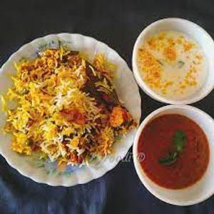Chicken Biryani With Raita & Gravy