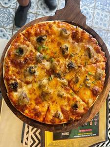 Mushroom ,cheese & Truffle Oil Pizza (chef Special)