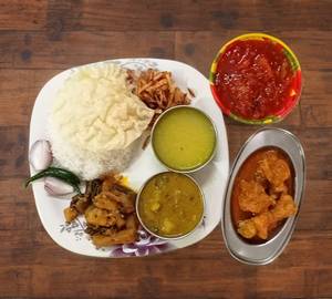 Chicken half meal rice + 2 sabji + dal chicken + papad + 1 bhaja + chatni [3 pieces]