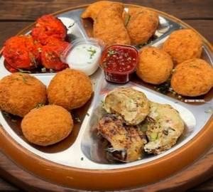 Chicken Momos Platter 5 Varieties 15Pc + Pineapple Lime Juice 1 Combo                                                   