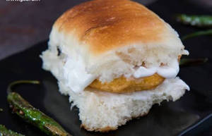 Mayonnaise Vada Pav 