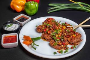 Chicken Gravy Momos [8 Pieces]