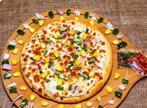 Cheese Golden Corn And Onion Pizza
