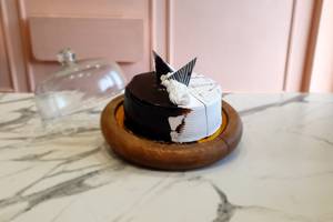 Dual Cream Choco Vanilla Cake (1 Pounds)