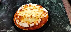Single cheese overloaded pizza