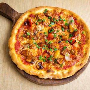 Thin Crust Bbq Chicken & Smoked Scamorza Pizza