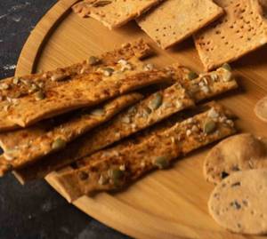 Chili garlic seeded crackers