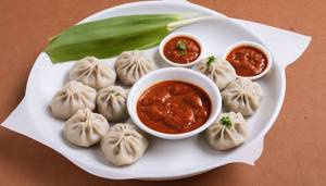 Chicken Steamed Momos [8 Pieces] With Special Schezwan Chutney