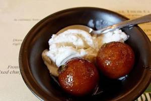 Gulab Jamun With Ice Cream