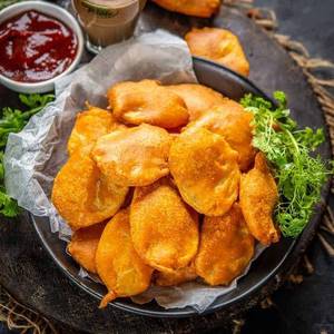 Aloo Pakoda [10 Pieces,2 Plate] with tomato ketchup