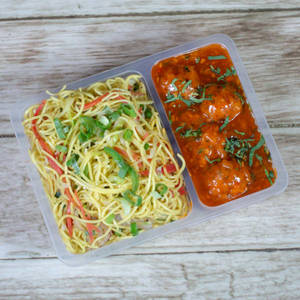 Veg Chowmein With Manchurian [4 Pieces]