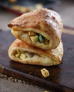 Cheesy Paneer Pocket [2 Pieces]