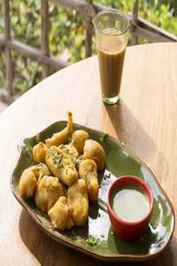 Cutting Chai With Assorted Pakodas/vada Pao