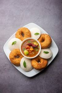1 Idli + 1 Vada With Sambhar Gravy