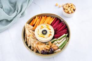 Hummus Dip With Pita Bread & Veg Sticks  [Protein -17g, Fiber-11.1g]