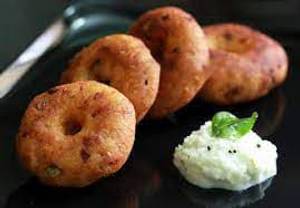 Medu Vada (4 Pcs)(served with Sambar and Coconut chutney)