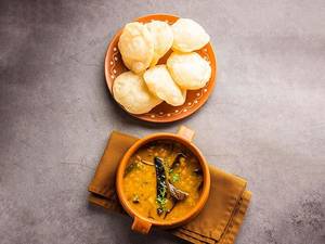 Luchi (4 Pcs) With Cholar Dal