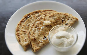 Aloo Parantha With Curd