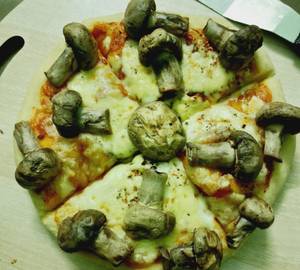 Cheese mushroom pizza