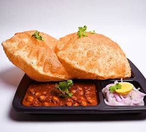 Chole Bhatoore (1 Plate)