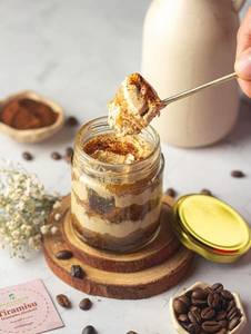 Tiramisu Cake (contains Alcohol)