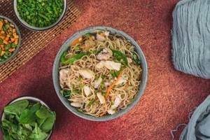 Chicken Hakkah Noodles [650 Ml]