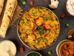 Spicy Sabz Khichdi With Raita