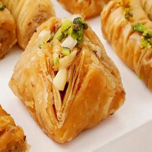 Baklava Mix Dryfruit Pyramid