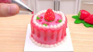 Strawberry Mini Cake (350 gms)