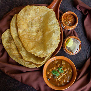 Poori Chole (4 Pcs)