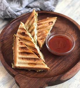 Cheesy tandoori sandwich