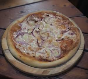 Onion pizza