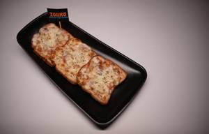 Cheese Garlic Bread And Any Mojito