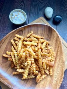 Chefkraft Classic Crinkle Cut Masala Fries With Garlic Mayo