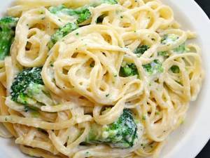 Alfredo Sauce With Bell Pepper Broccoli And Mushroom