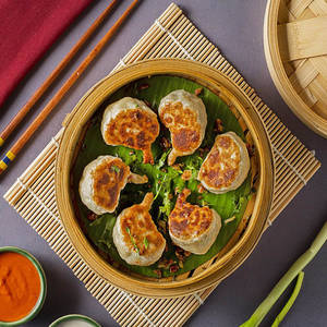 Veg Pan Fried Momos (8 Pcs)