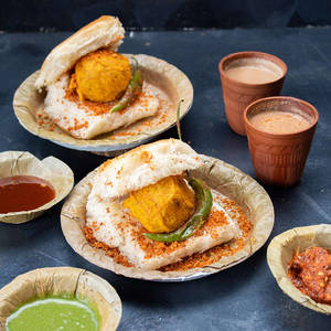 Vada Pav And Chai Combo (serves 2)