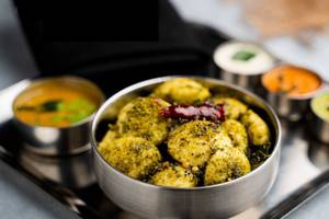 Ghee Karuvepillai Podi Idli (20 Pcs)